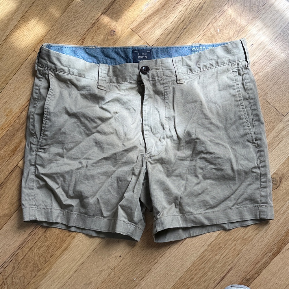 J. Crew Men’s 5” Flat Front Chino Shorts in Khaki